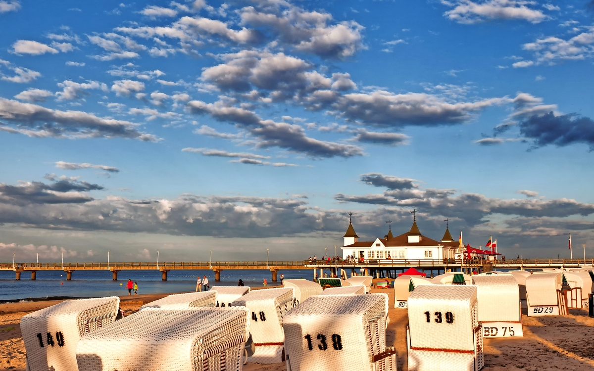 Strandkörbe vor der Seebrücke Ahlbeck auf der Insel Usedom