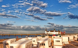 Strandkörbe vor der Seebrücke Ahlbeck auf der Insel Usedom