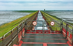 Autozug auf dem Hindenburgdamm - Sylt