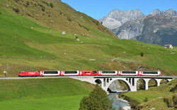 Glacier Express in der Nähe des Matterhorns
