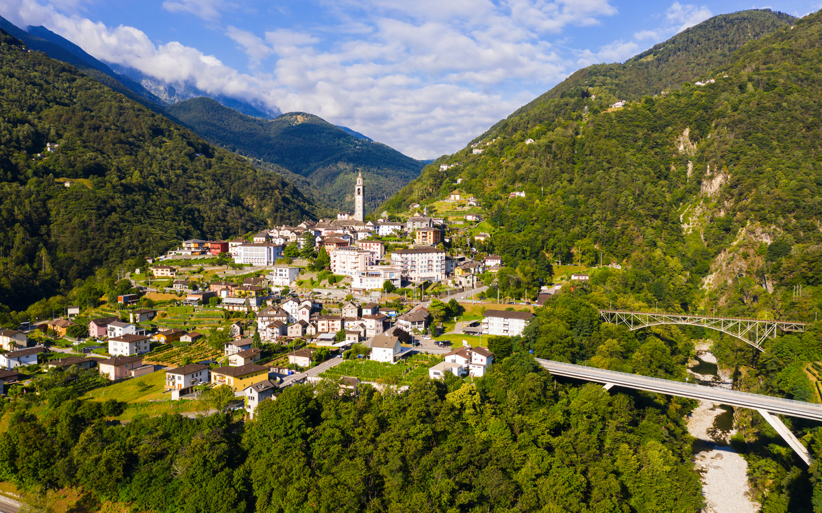 Glockenturm von Intragna im Tal Centovalli im schweizer Kanton Tessin, Schweiz