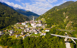 Glockenturm von Intragna im Tal Centovalli im schweizer Kanton Tessin, Schweiz