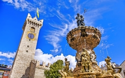 Palazzo Pretorio und Neptunbrunnen in Trient