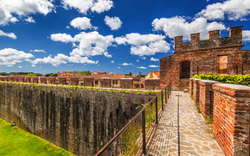 Stadtmauer am Piazza del Duomo in der toskanischen Stadt Pisa