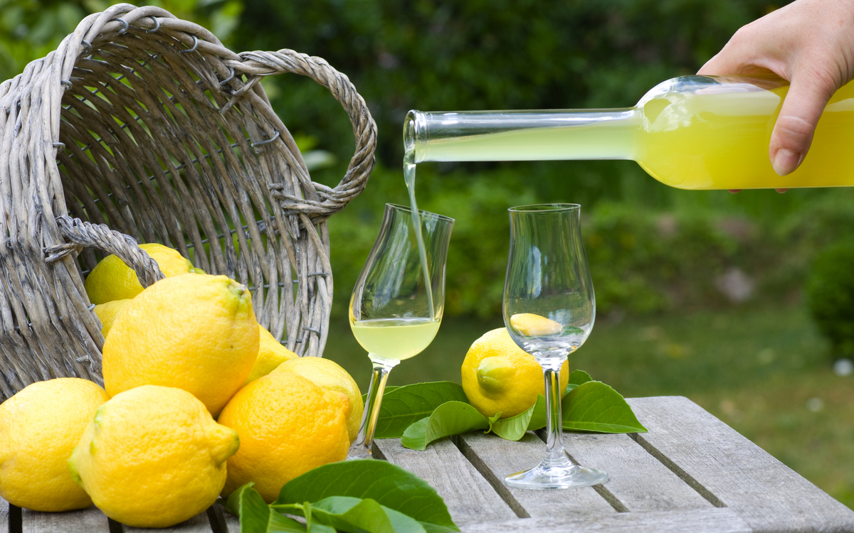 Limoncello und Zitronen
