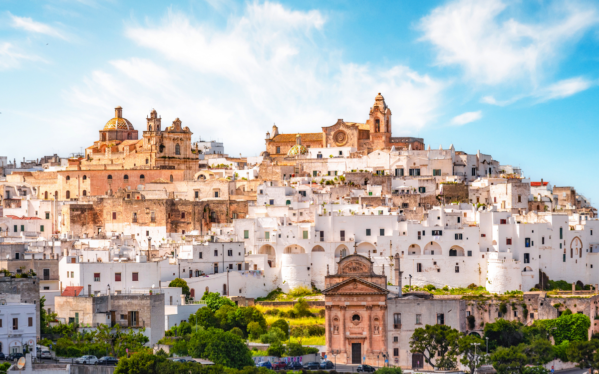 Skyline der weißen Stadt Ostuni