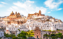 Skyline der weißen Stadt Ostuni