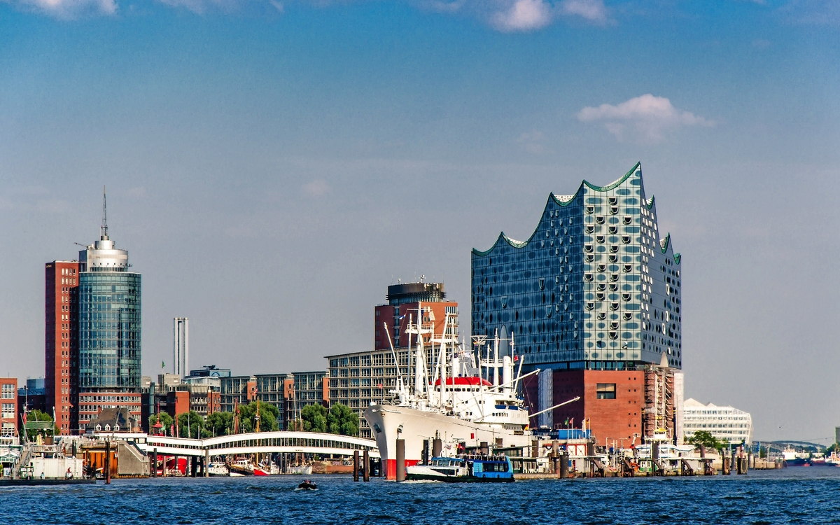 Hamburger Hafen mit Elbphilharmonie