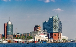 Hamburger Hafen mit Elbphilharmonie