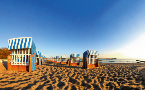Kühlungsborn, Strandkörbe im Abendlicht