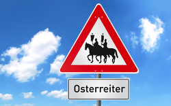 Schild Osterreiter vor blauem Himmel