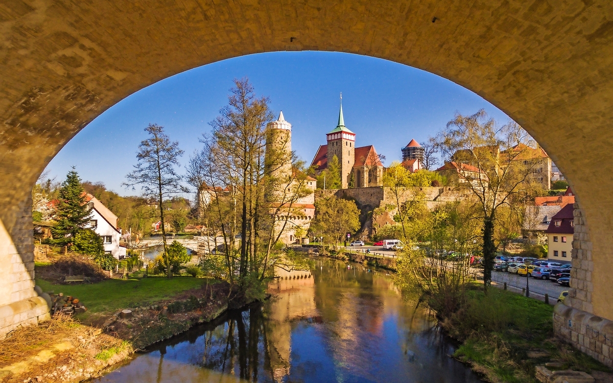 Blick auf alte Wasserkunst, Michaeliskirche und Spree in Bautzen