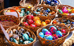 bemalte Ostereier auf dem Ostermarkt