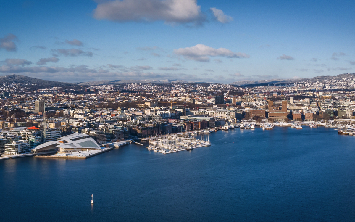 Panorama von Oslo, Norwegen: Tjuvholmen, Aker Brygge & Rathaus im Winter