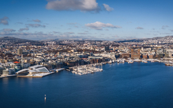 Panorama von Oslo, Norwegen: Tjuvholmen, Aker Brygge & Rathaus im Winter