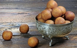 Lübecker Marzipankartoffeln in einer Silberschale auf Holzhintergrund