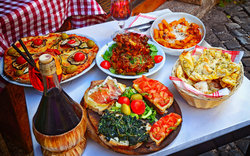 Pasta, Pizza und hausgemachte Speisen in einem Restaurant im Stadtviertel Trastevere in Rom