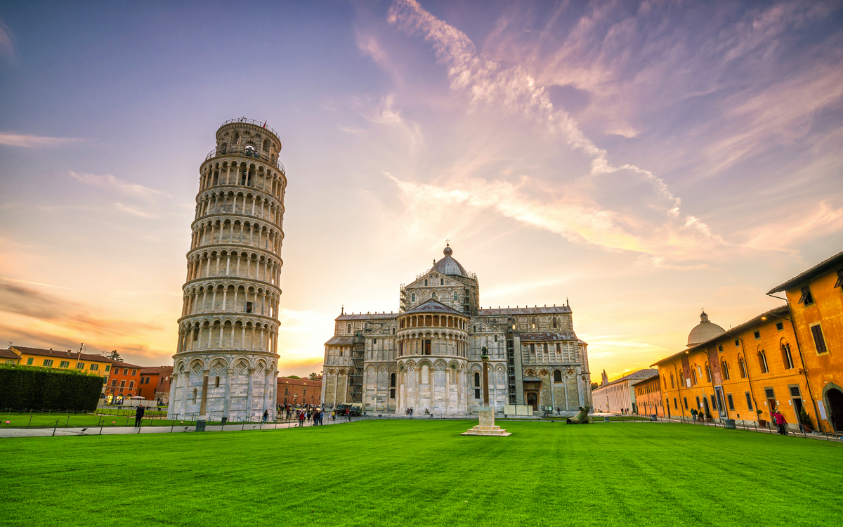 Schiefer Turm und Dom Santa Maria Assunta am Piazza dei Miracoli in Pisa, Italien