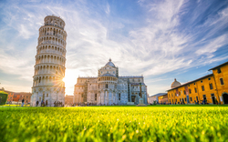 Schiefer Turm und Dom Santa Maria Assunta am Piazza dei Miracoli in Pisa, Italien