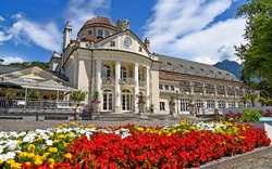 Kurhaus und Promenade in Meran im Sommer