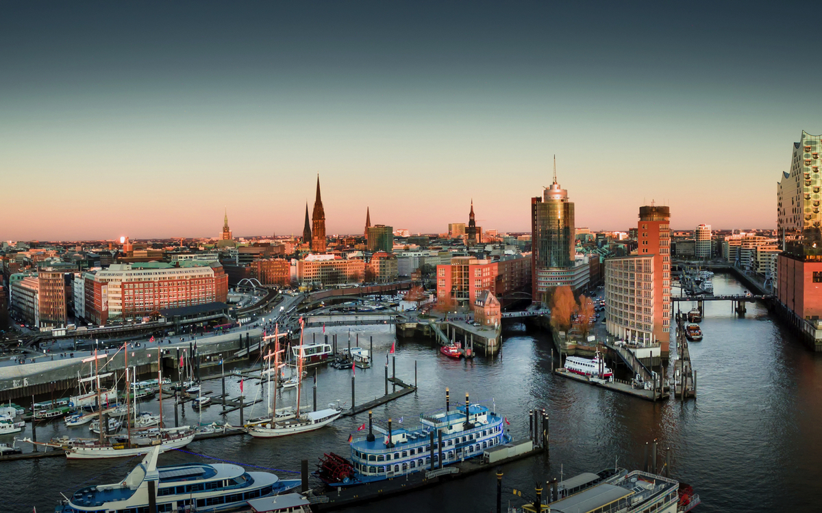 Elbphilharmonie und Hafencity bei Sonnenuntergang