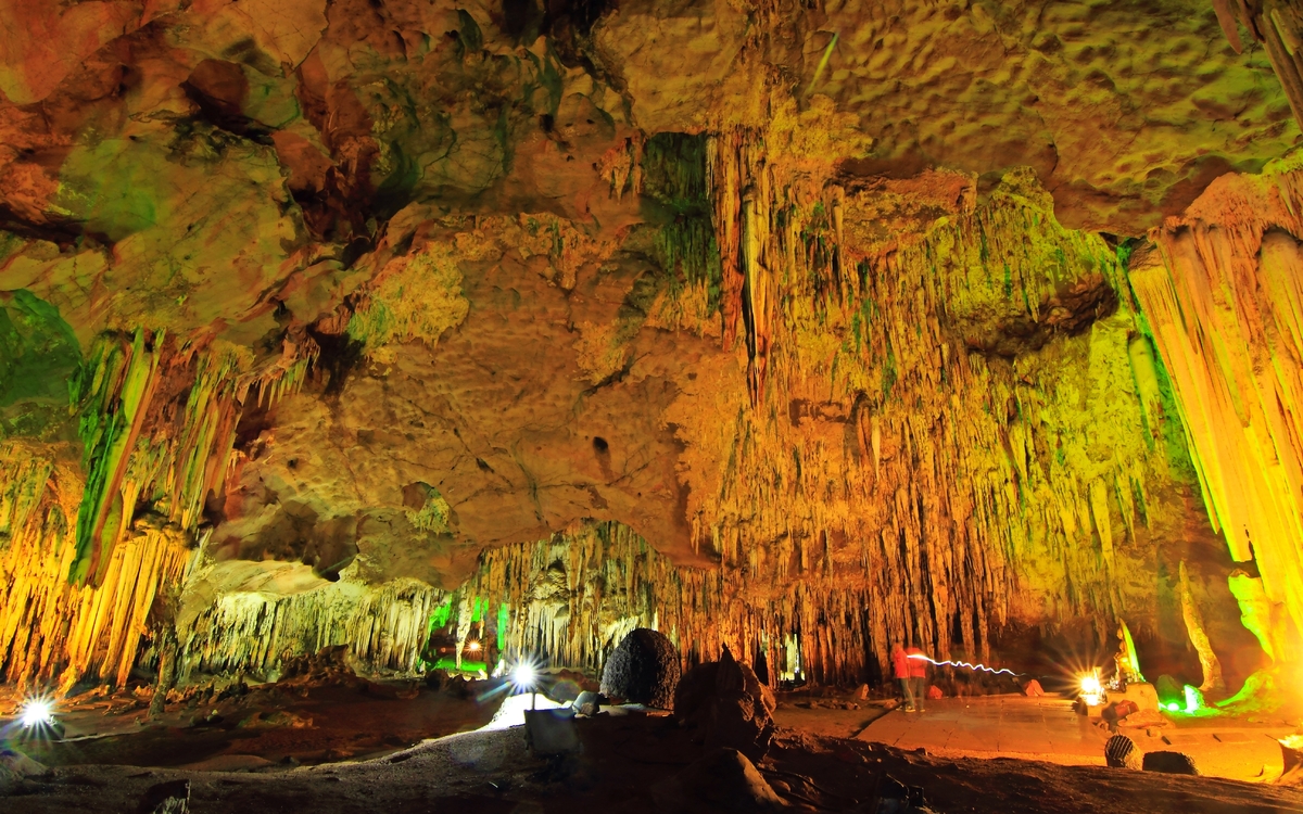 Stalagmit und Stalaktiten in Postojna-Grotte