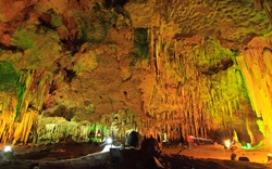 Stalagmit und Stalaktiten in Postojna-Grotte