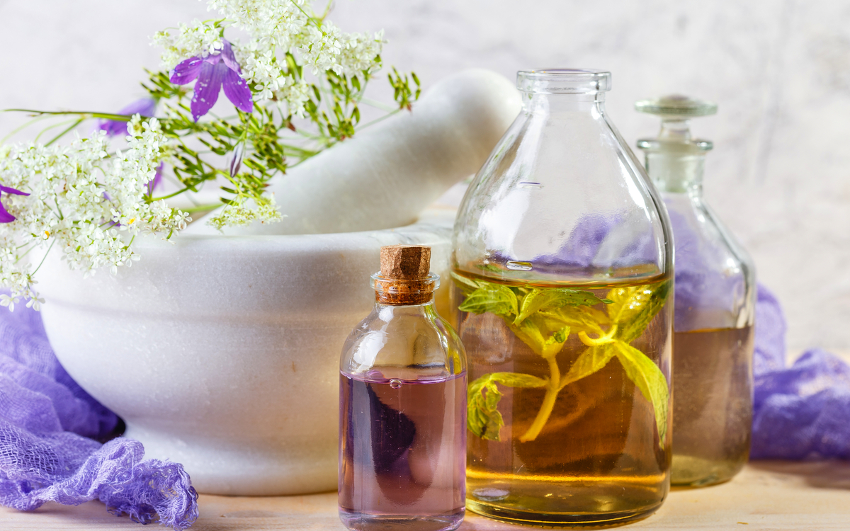 Ätherische Öle und Wildblumen