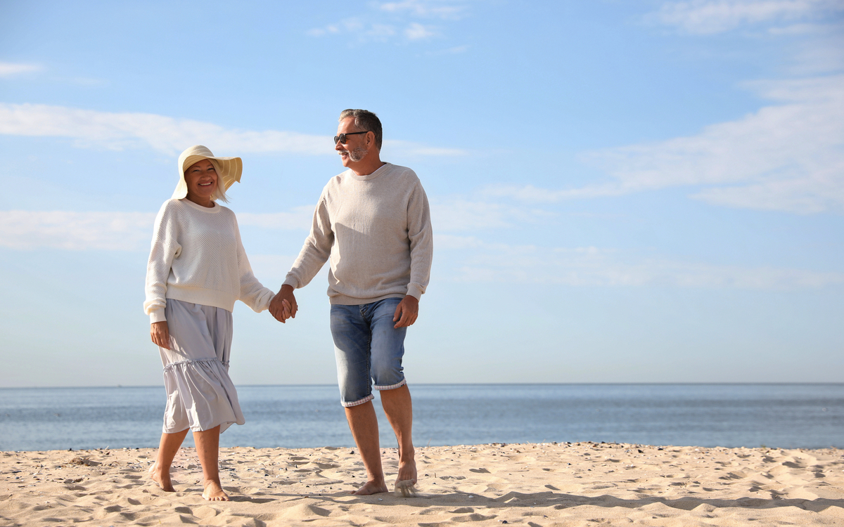 älteres Paar verbringt Zeit zusammen am Meeresstrand