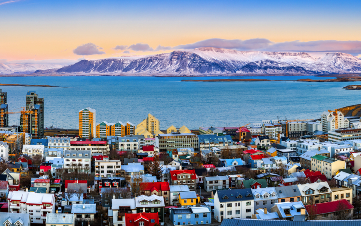 Luftpanorama des Stadtzentrums von Reykjavik bei Sonnenuntergang