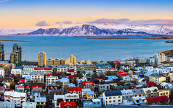 Luftpanorama des Stadtzentrums von Reykjavik bei Sonnenuntergang