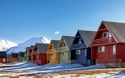 bunte Holzhäuser in Longyearbyen