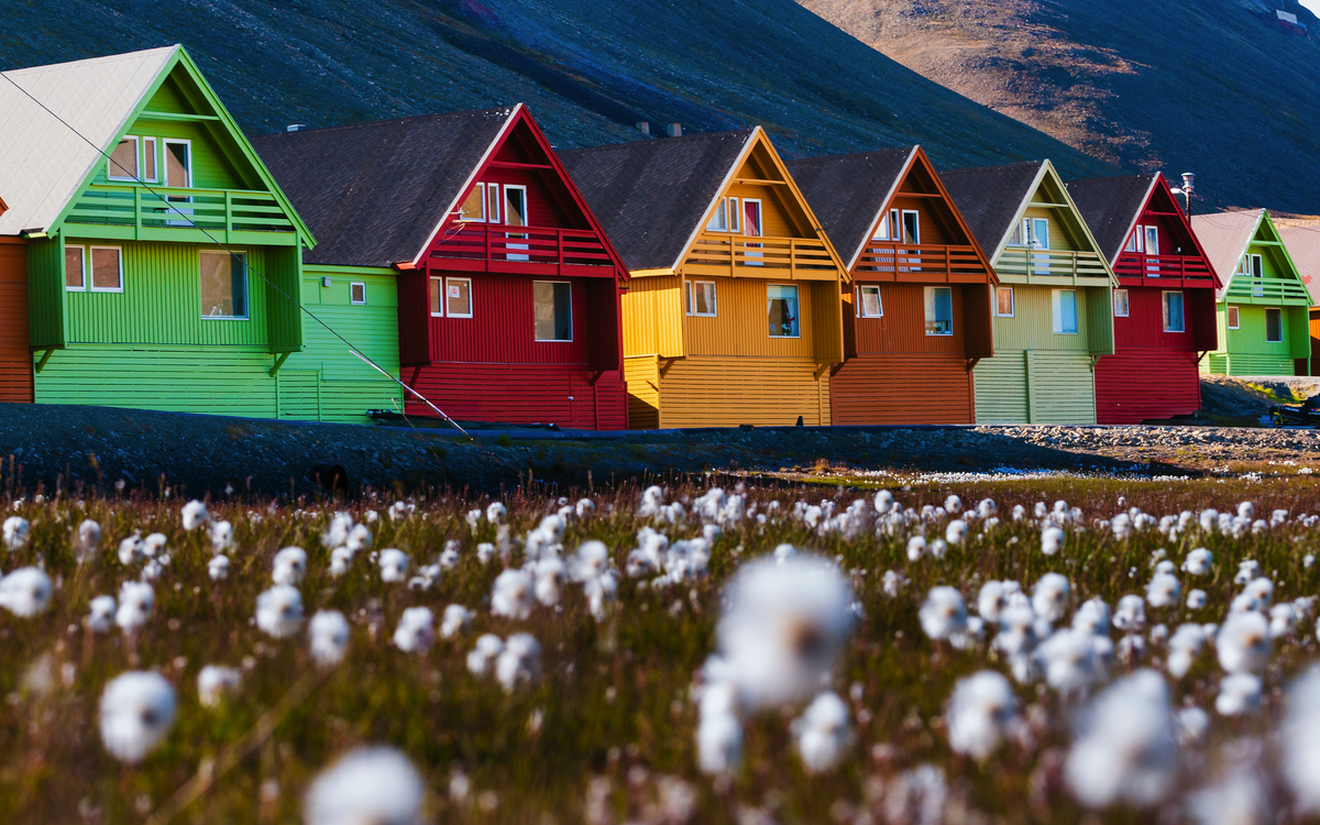 Reihe farbenfroher Häuser in Longyearbyen