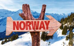 Norwegen Holzschild mit Alpen Hintergrund
