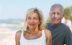 Entspanntes Paar im Urlaub