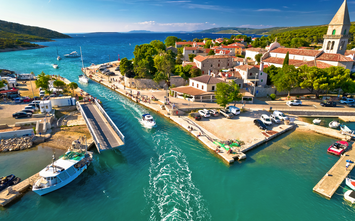 Osor am Kanal Kavada, der die Nordinsel Cres von der Südinsel Lošinj trennt