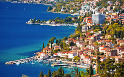 Panoramablick auf die Uferpromenade der Riviera von Opatija