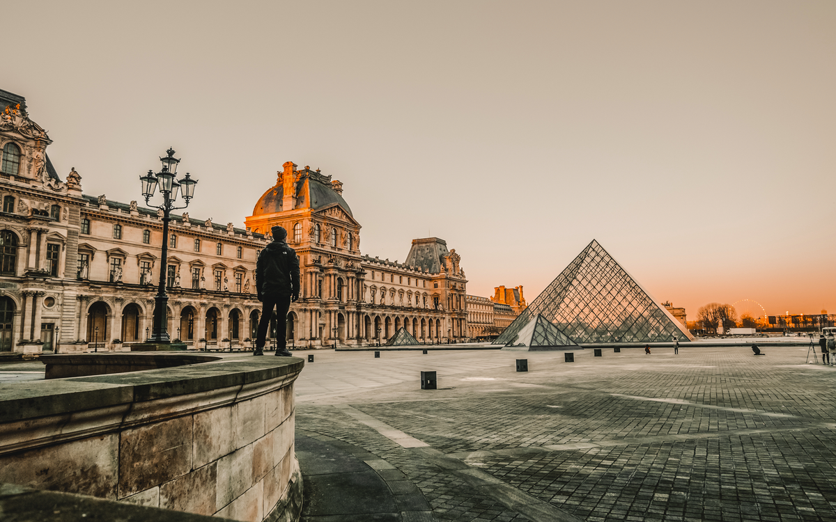 winterlicher Louvre in Paris, Frankreich