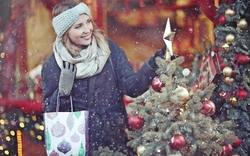 Kauf Weihnachtsgeschenke Mädchen Schnee außerhalb der Tasche