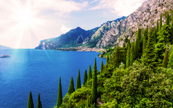 Blick auf Bardolino am Gardasee in der Region Venetien, Italien
