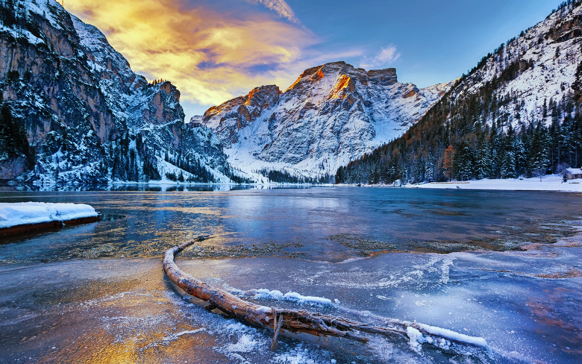 Pragser Wildsee in den Dolomiten, Italien