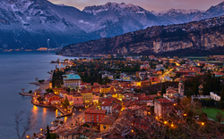 Weihnachtsbeleuchtung schmückt die Innenstadt von Riva del Garda bei Nacht, Italien