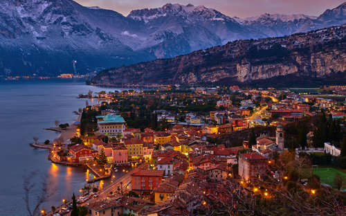 Weihnachtsbeleuchtung schmückt die Innenstadt von Riva del Garda bei Nacht, Italien