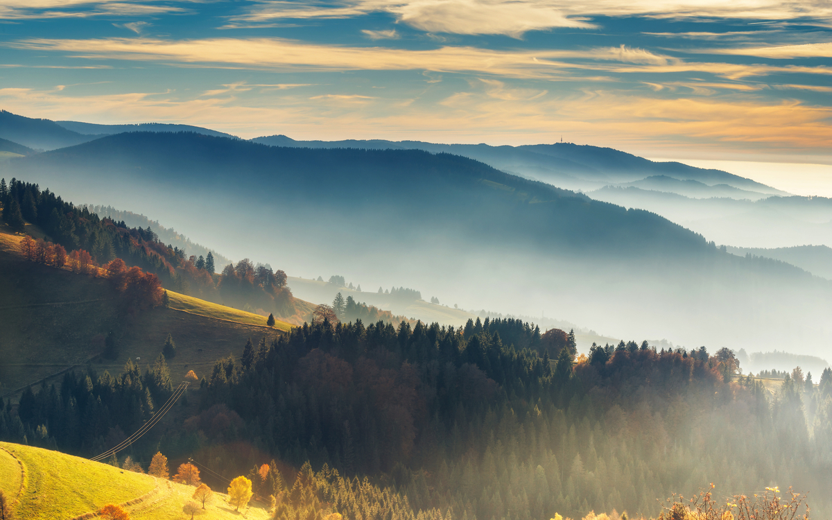 Malerische Berglandschaft. Blick auf den Schwarzwald,Deutschland,bedeckt im Nebel. Bunter Reisehintergrund.
