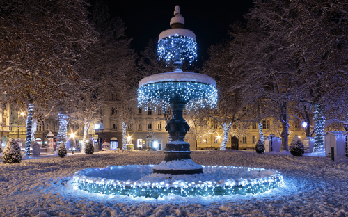 Zrinjevac-Brunnen ist im Rahmen der Adventszeit in Zagreb mit Weihnachtslichtern geschmückt