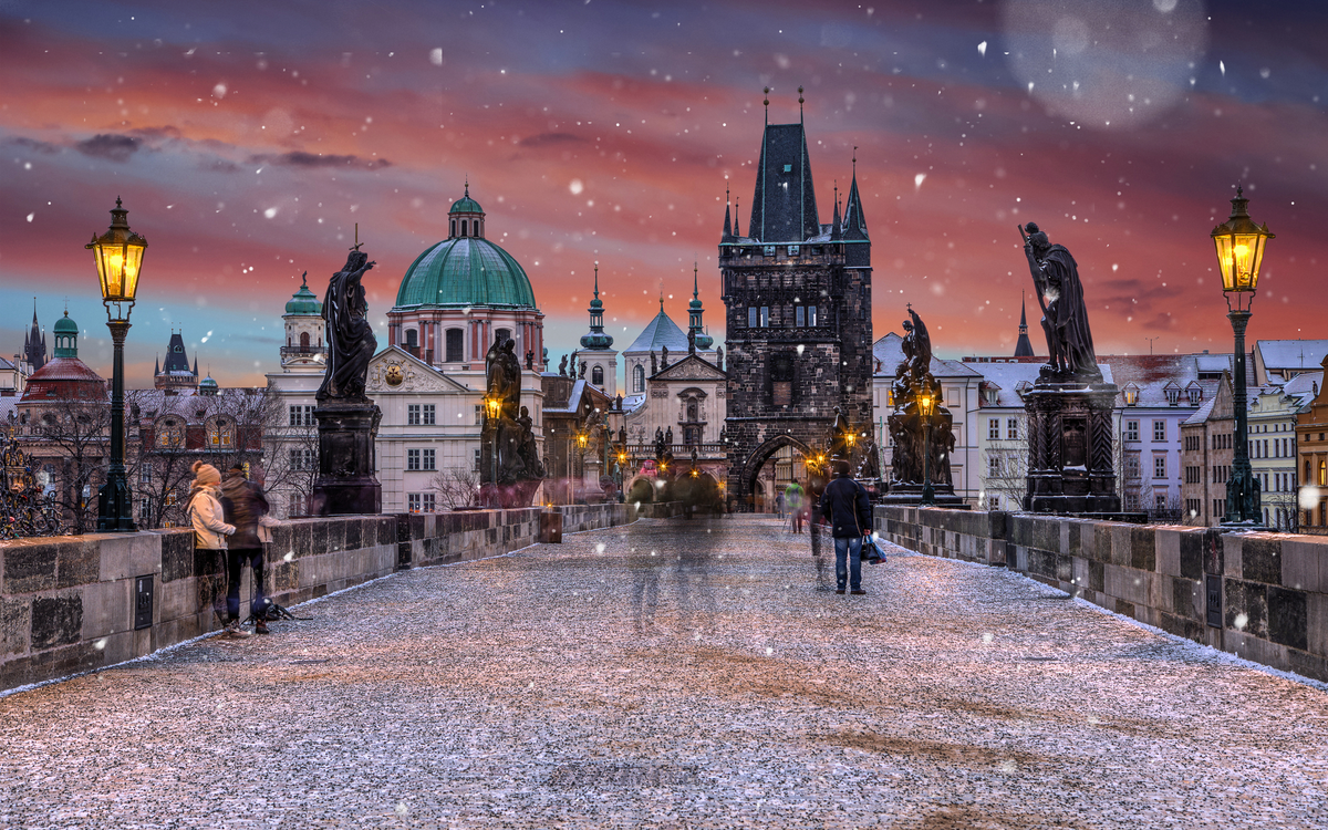 historische Karlsbrücke an einem Wintermorgen