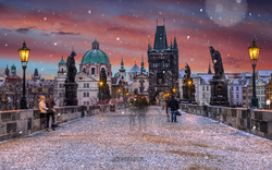 historische Karlsbrücke an einem Wintermorgen
