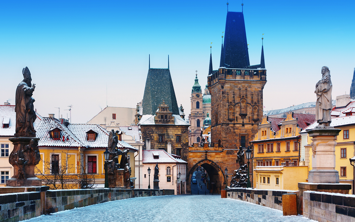 winterliche Karlsbrücke in Prag