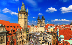 Teynkirche und Prager Rathausuhr am Altstädter Ring in Prag