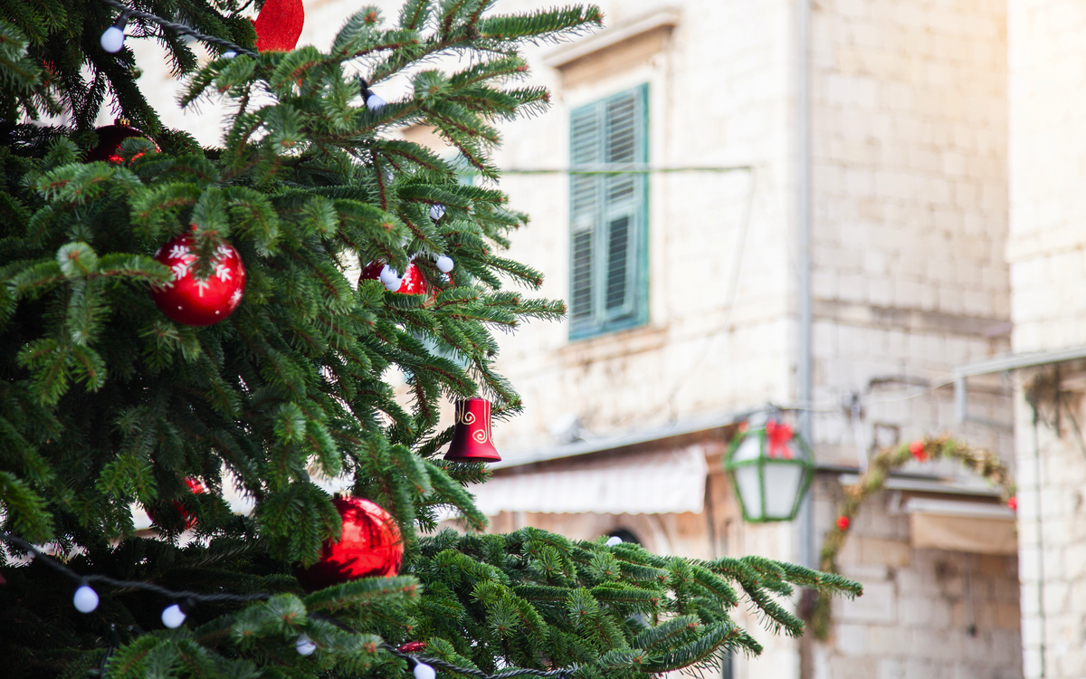 Weihnachtsbaum mit roten Kugeln in Porec